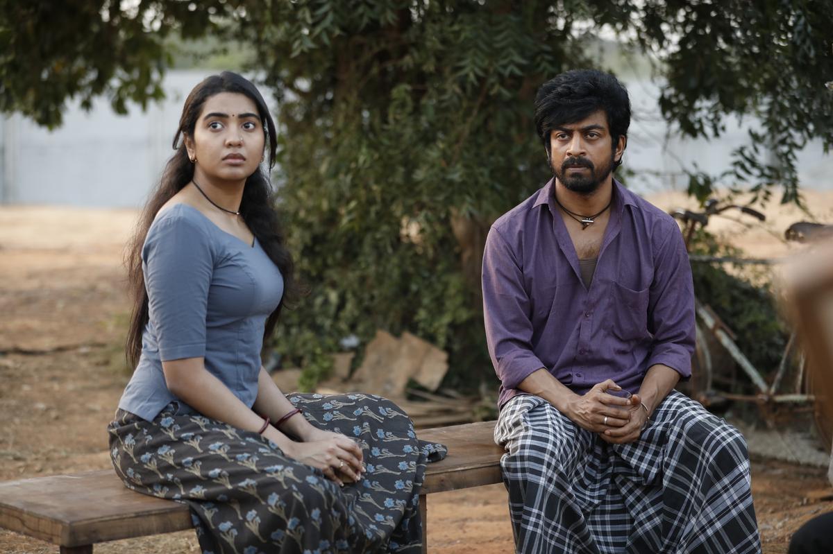 శివాత్మికా రాజషేకర్ మరియు అర్జున్ దాస్ 'బాంబు' నుండి శివాత్మికా రాజషేకర్ మరియు అర్జున్ దాస్ 'బాంబు' నుండి